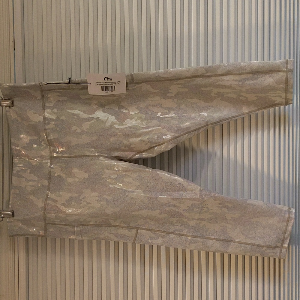 Zyia Silver Camo Metallic Pocket Light n Tight Hi-rise Capri